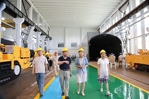 夏日送清凉 | 青浦区总工会领导赴上海创力集团开展高温慰问活动(图2)